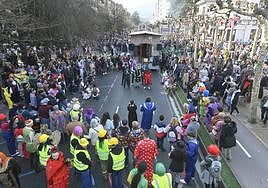Imagen de una carroza durante su actuación en un Domingo de Carnaval.