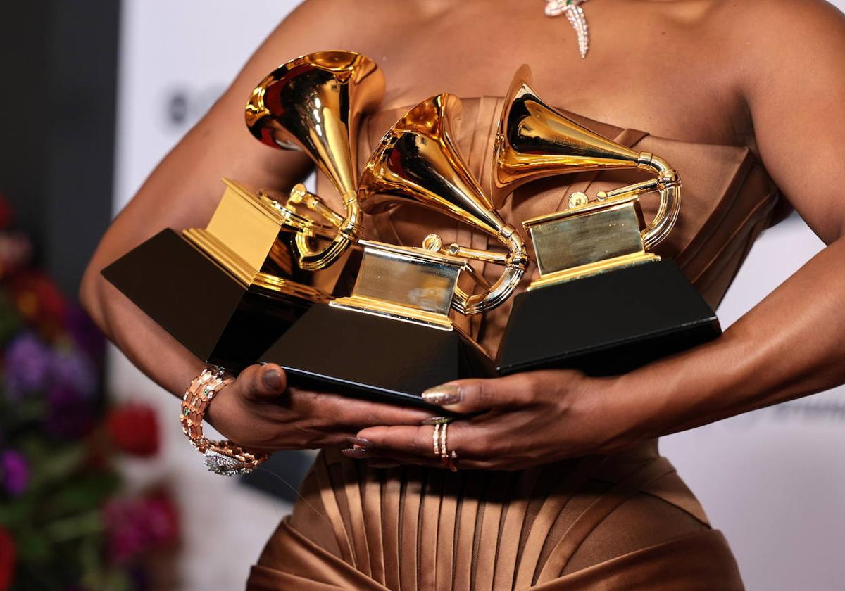 La cantante Victoria Monet sostiene sus premios Grammy tras la ceremonia de este domingo celebrada en Los Angeles.