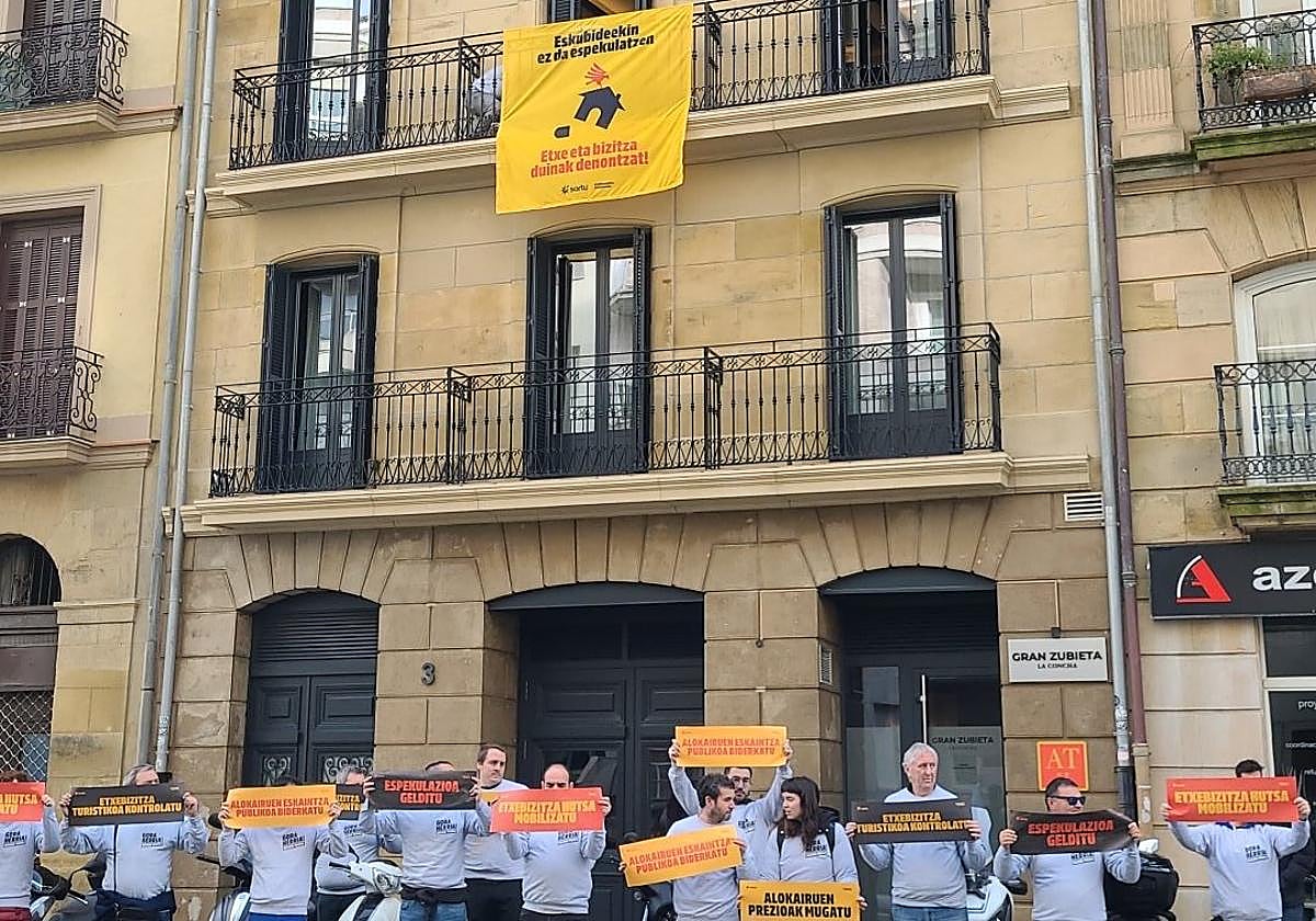 Miembros de Sortu durante la protesta de esta mañana frente al edificio de la calle Zubieta cuyo edificio ha sido ocupado por varios activistas de la organización