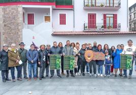 Representantes del Ayuntamiento y las comparsas con el cartel de este año.