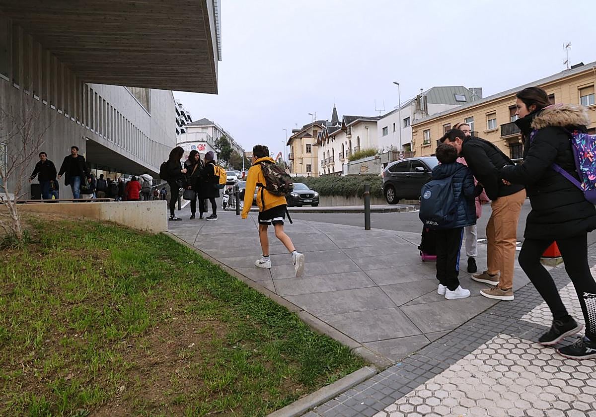 Los alumnos de Aldapeta María Ikastetxea de Donostia acudieron ayer a clase con total normalidad.