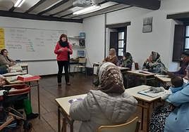 En clase. Mujeres de muy diversos orígenes, en una de las sesiones en el Euskaltegi.