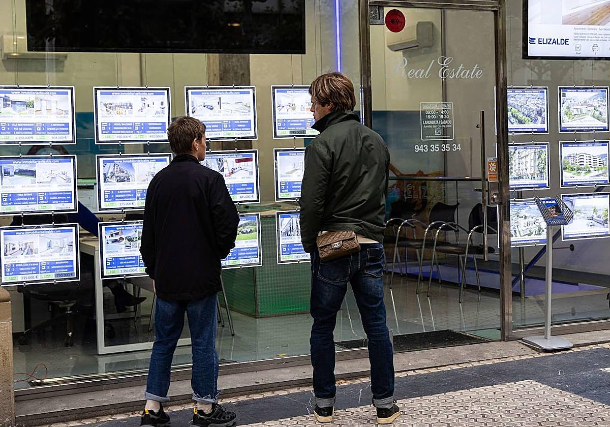 Dos extranjeros consultan una inmobiliaria.