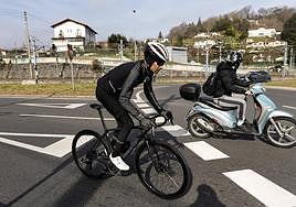 Un ciclista y un motorista se incorporan en paralelo a la rotonda de Rekalde.