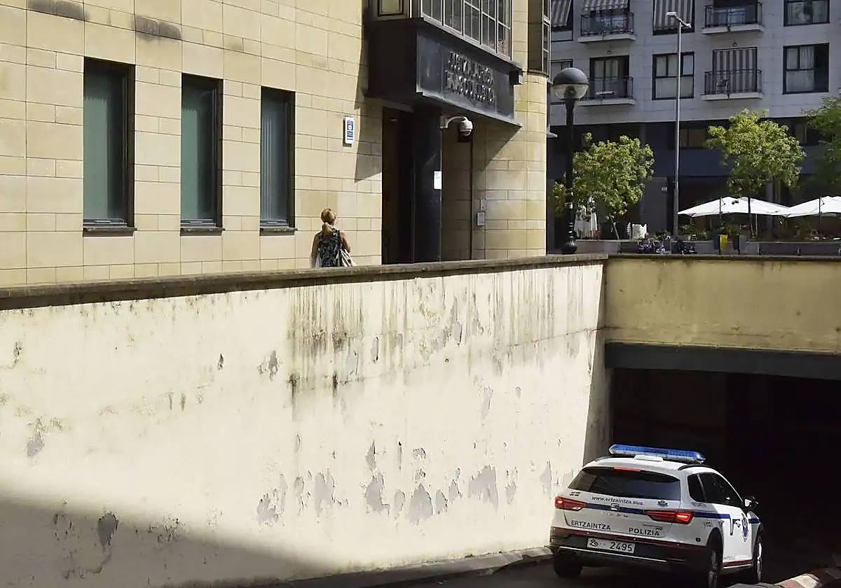 Un coche de la Ertzaintza entra en el Juzgado de Tolosa.
