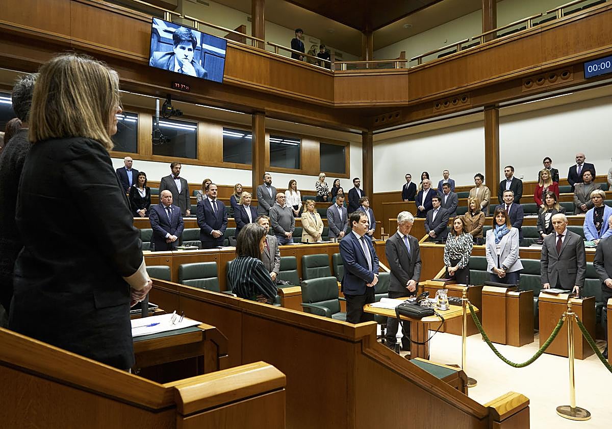 Minuto de silencio en el Parlamento Vasco.