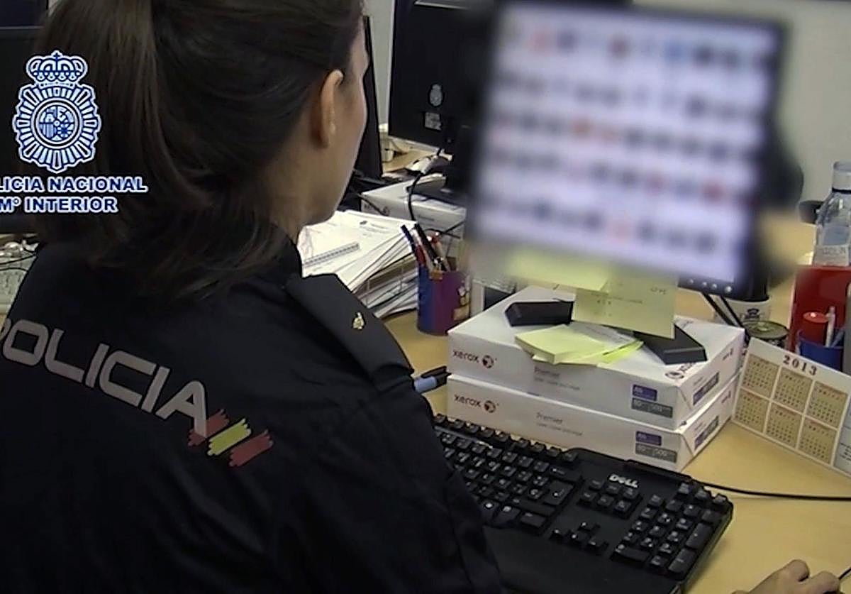 Una agente de la Policía Nacional analiza el material pornográfico incautado a un detenido en una operación anterior.