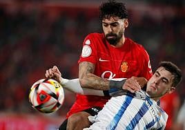 Samu Costa, en un balón dividido con Barrenetxea.