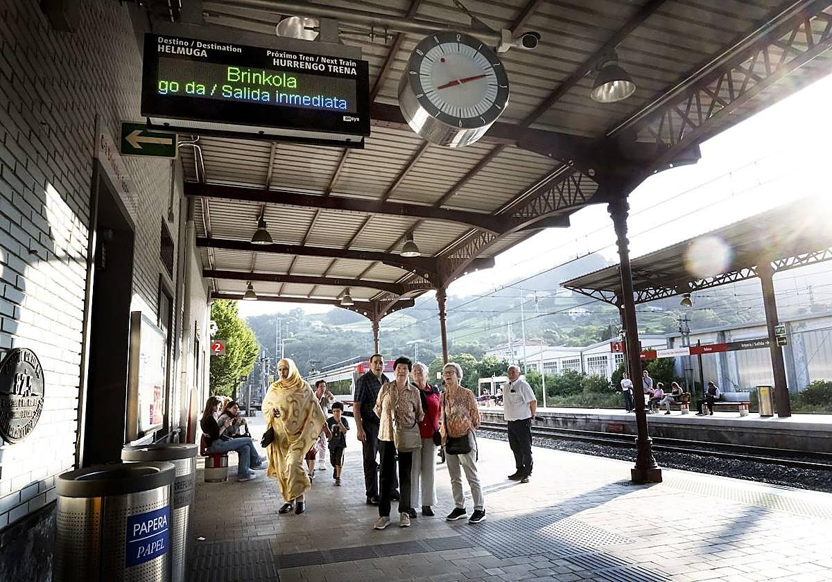 Usuarios en la estación de tren de Tolosa
