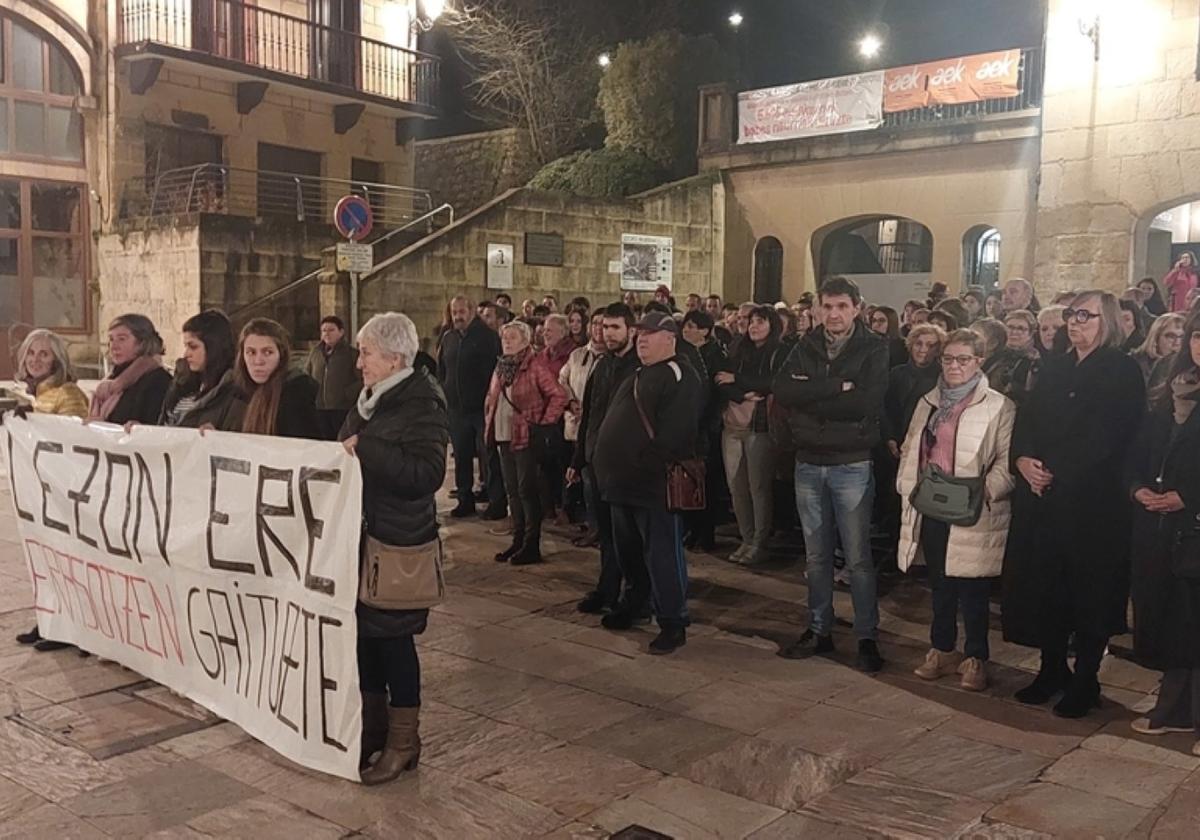 La concentración celebrada al anochecer en la plaza.