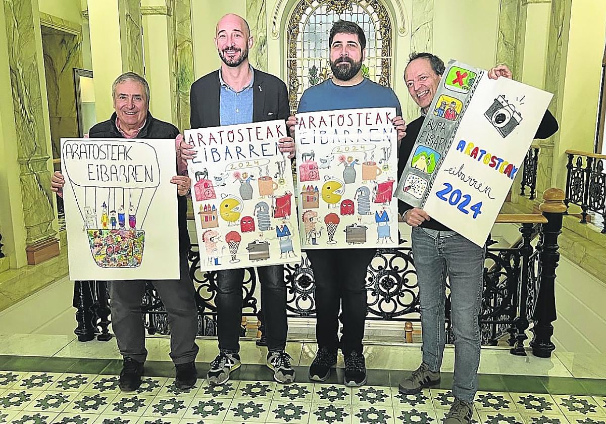 Las autoridades municipales y los técnicos del área de Cultura muestran los carteles ganadores del concurso de las fiestas de Carnaval.