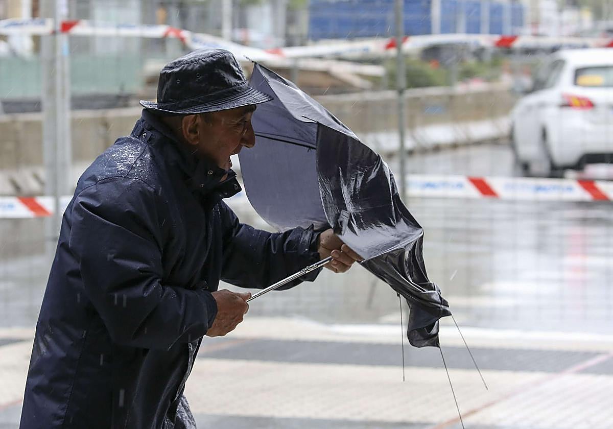 Imagen de archivo de una jornada de viento y lluvia en San Sebastián.