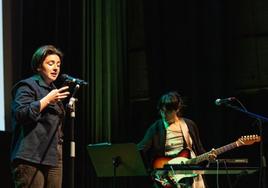 Danele Sarriugarte, ante el micro, y Miren Narbaiza, con la guitarra.
