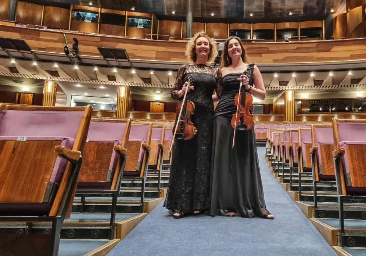 Violinistas. Maite y su hija Ane posan en el patio de butacas del Grosses Festspielhaus de Salzburgo, donde tocan estos días. c. r. v.