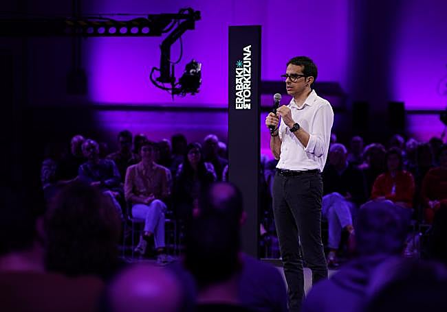 Pello Otxandiano expuso en Tabakalera su ensayo político donde realiza un diagnóstico sobre el país.