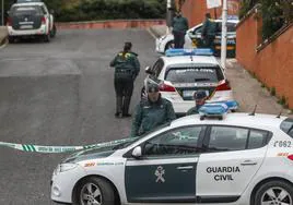 Agentes de la Guardia Civil en el exterior del inmueble en el que resedía la mujer asesinada.