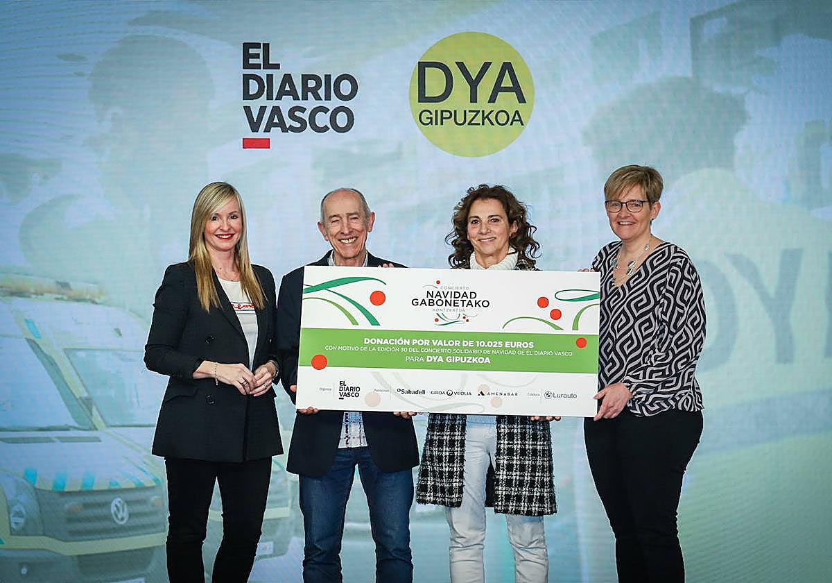 Isabel Cortadi de DV entregó el cheque a Javier Barace, Irene Tapia y Maider Makazaga, responsables de DYA Gipuzkoa.