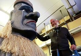 Xabier Garate con el Zanpantzar que, esta tarde, se mostrará en la plaza San Juan.