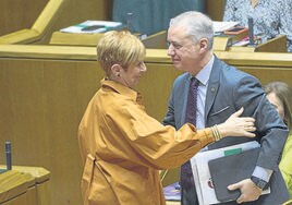 La consejera Arantxa Tapia y el lehendakari, Iñigo Urkullu, se felicitan ayer tras la aprobación en el Parlamento Vasco de la Ley de Cambio Climático.