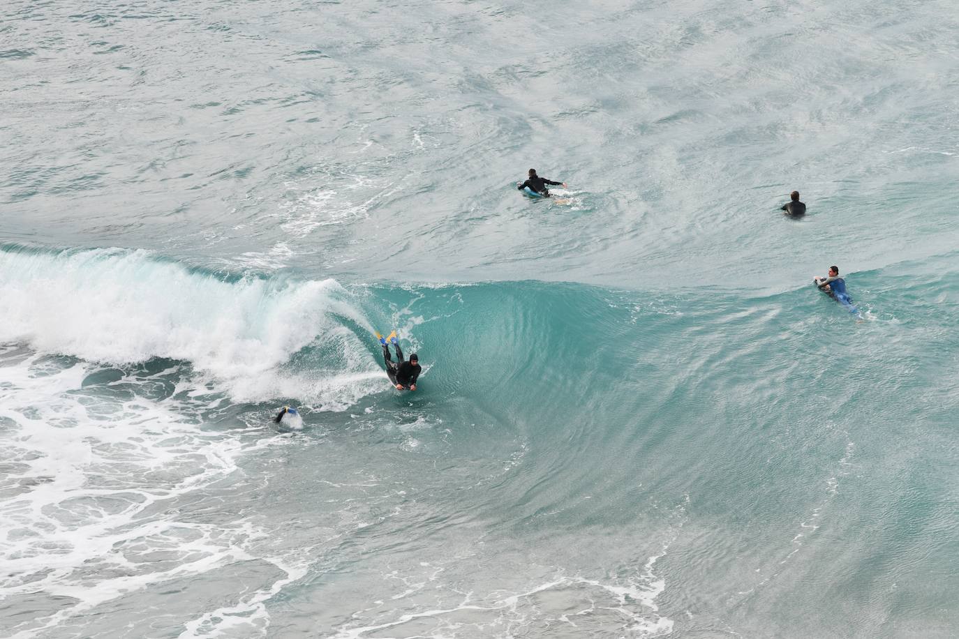 Surfistas al lado del flysch