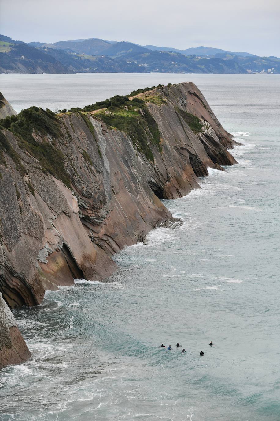 Surfistas al lado del flysch