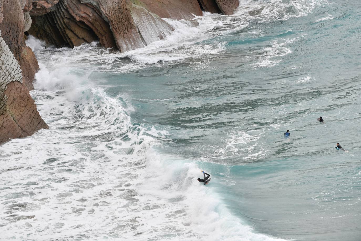 Surfistas al lado del flysch