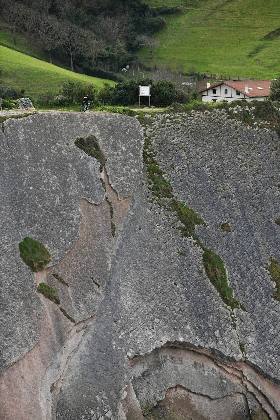 Surfistas al lado del flysch