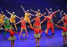 Sobre el escenario del Amaia desfilaron las comparsas en su puesta de largo.