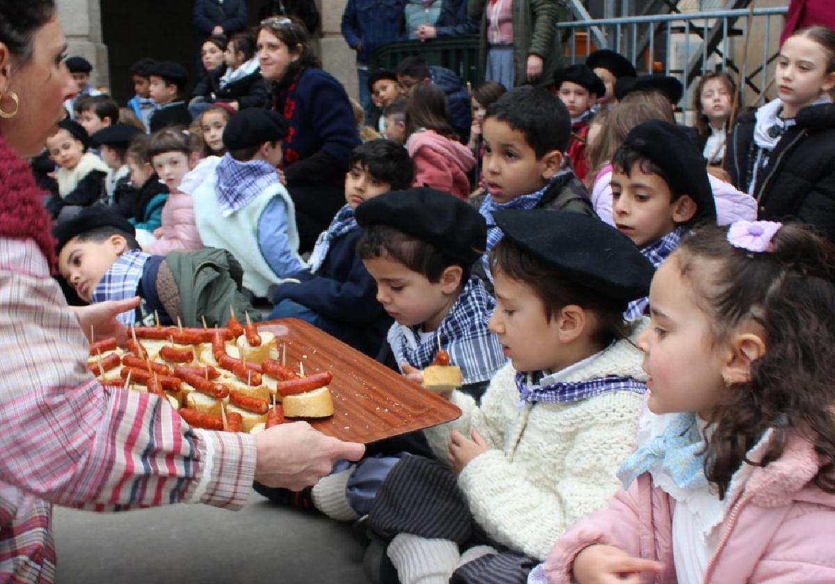 Goizena kalez kale kantuan ibili ostean, bi ikastetxeetako haurrak Fernando Eskoriatza plazan elkartu ziren txistorra pintxoak dastatzeko asmoz.