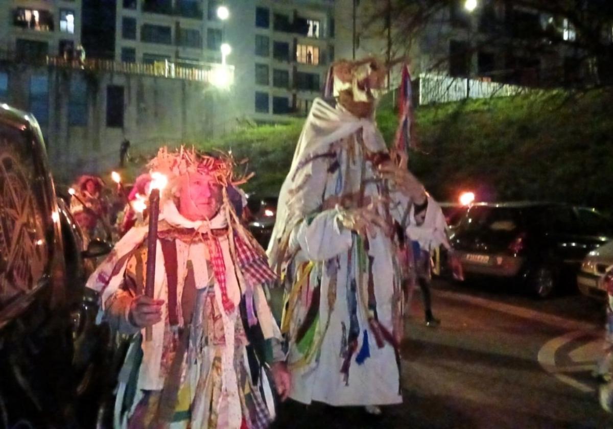 La bajada de Trapujale atrajo a infinidad de lezoarras de todas las edades ansiosos por celebrar el Carnaval.