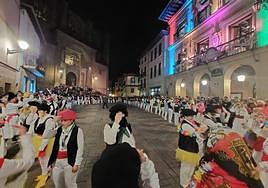 La tradicional Azeri Dantza dio la bienvenida a los Carnavales en la Herriko Plaza.