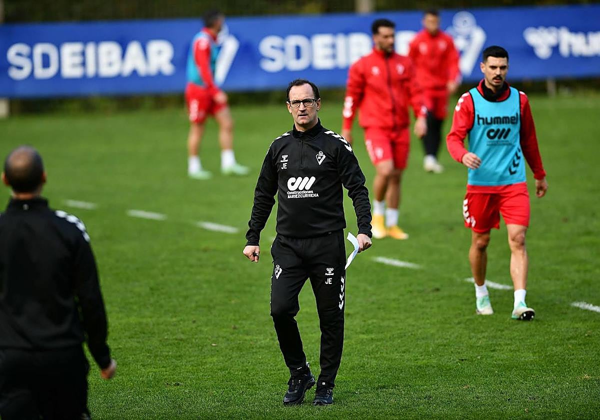 Joseba Etxeberria, durante un entrenamiento del Eibar.