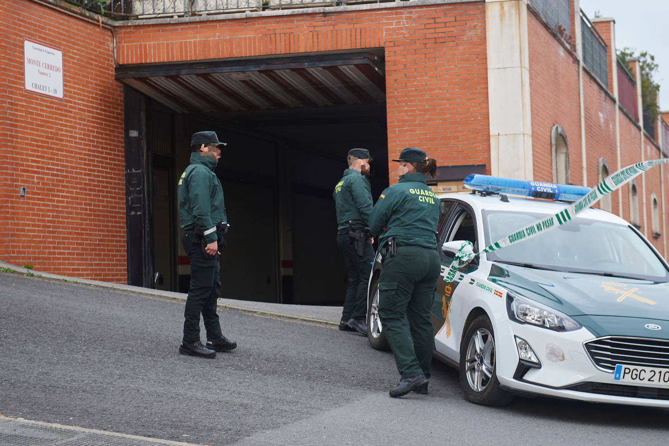 La investigación apunta a que los hermanos mataron a su madre en casa y la bajaron al garaje