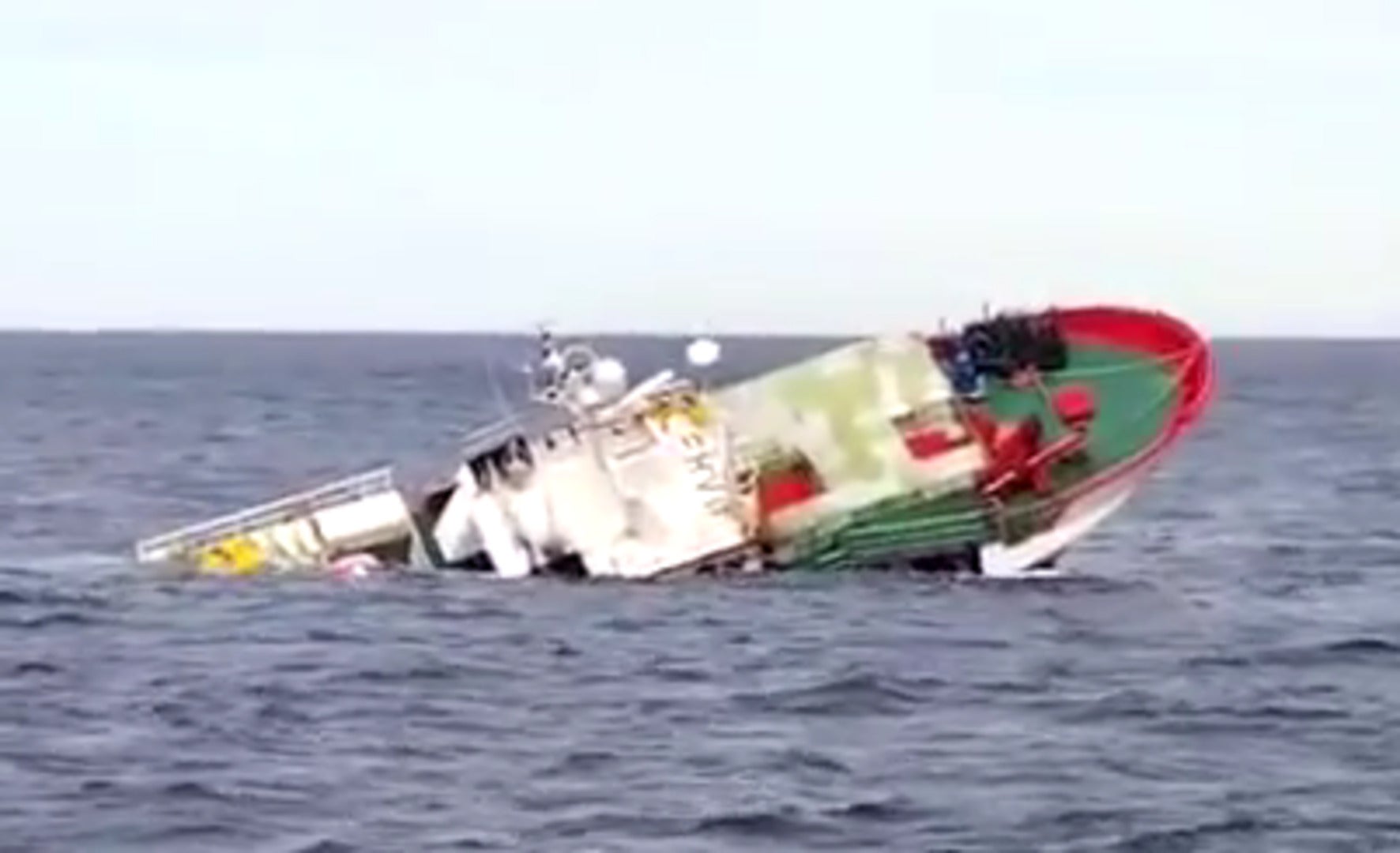 Secuencia del hundimiento del barco 'María Reina Madre' frente a la costa de Pasaia