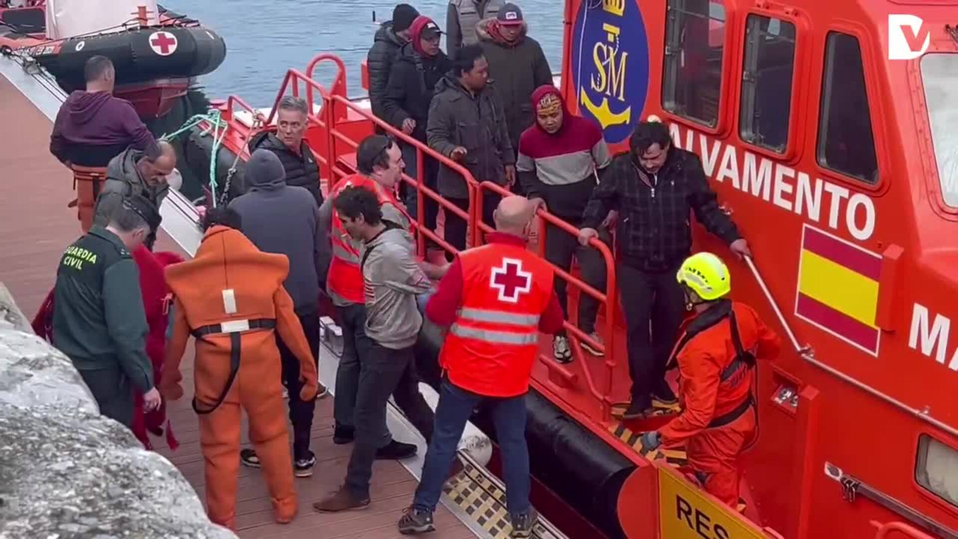 Los tripulantes del 'María Reina Madre' llegan a Pasaia