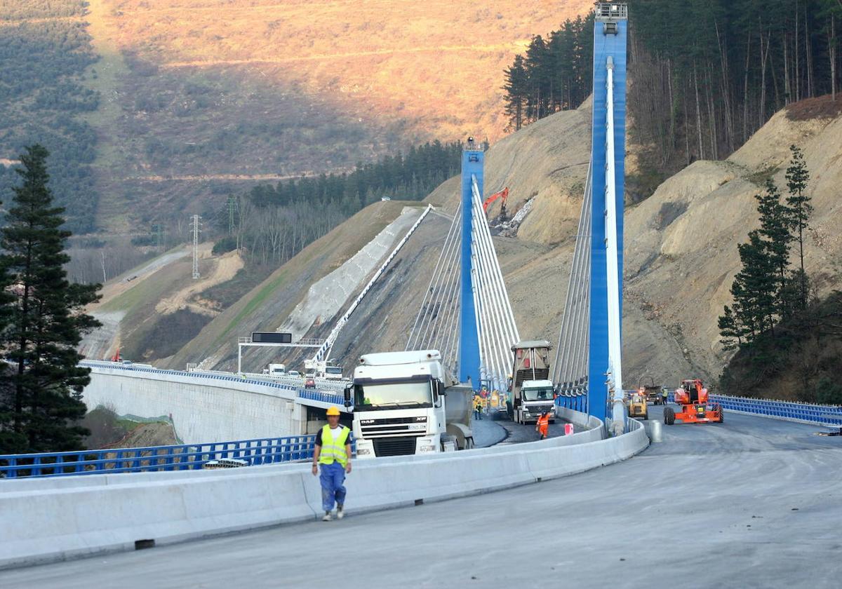 Obras de la AP-1 en Eskoriatza en el año 2009.