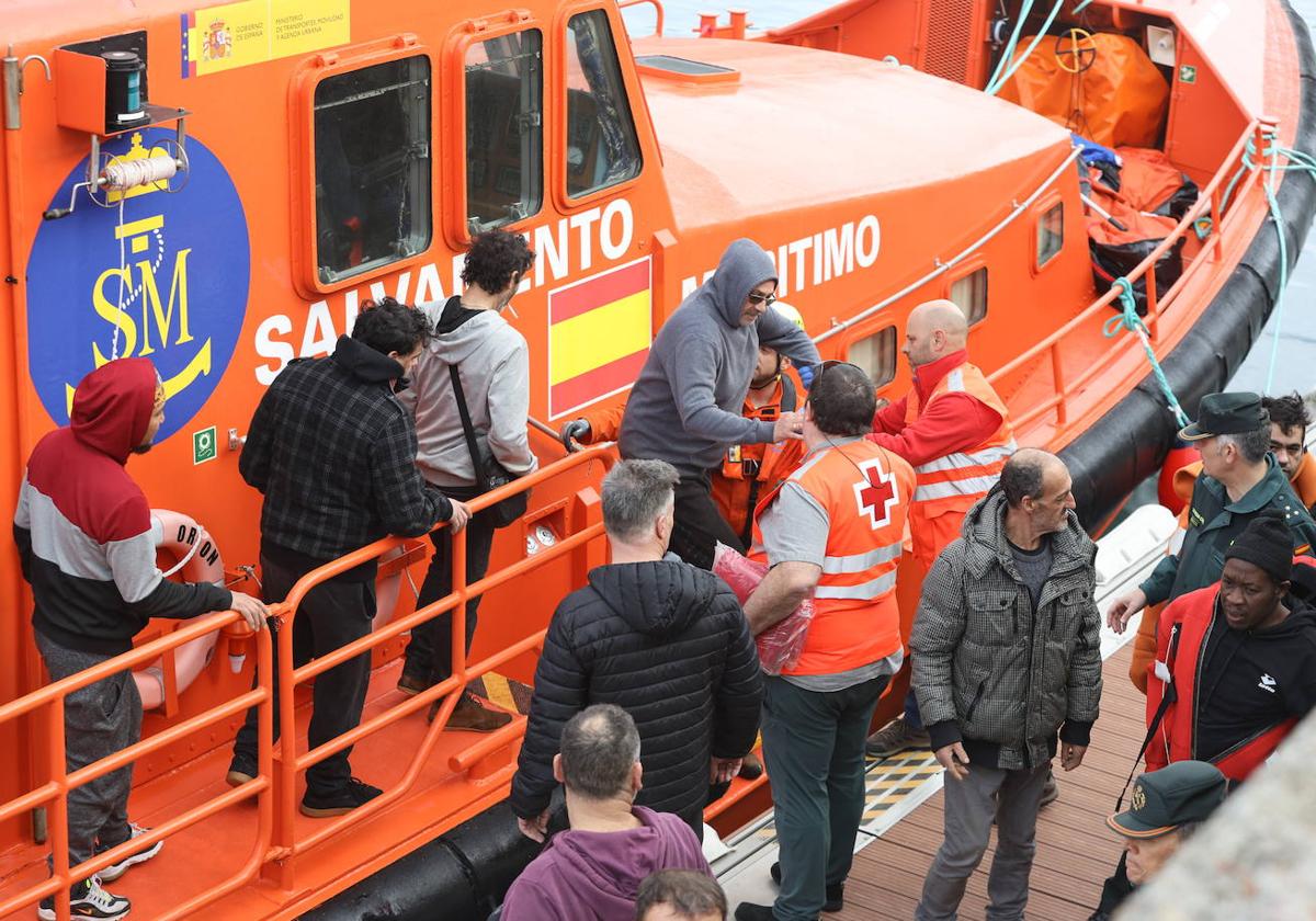 Los tripulantes del pesquero 'Maria Reina Madre' desembarcan en el Puerto de Pasaia.