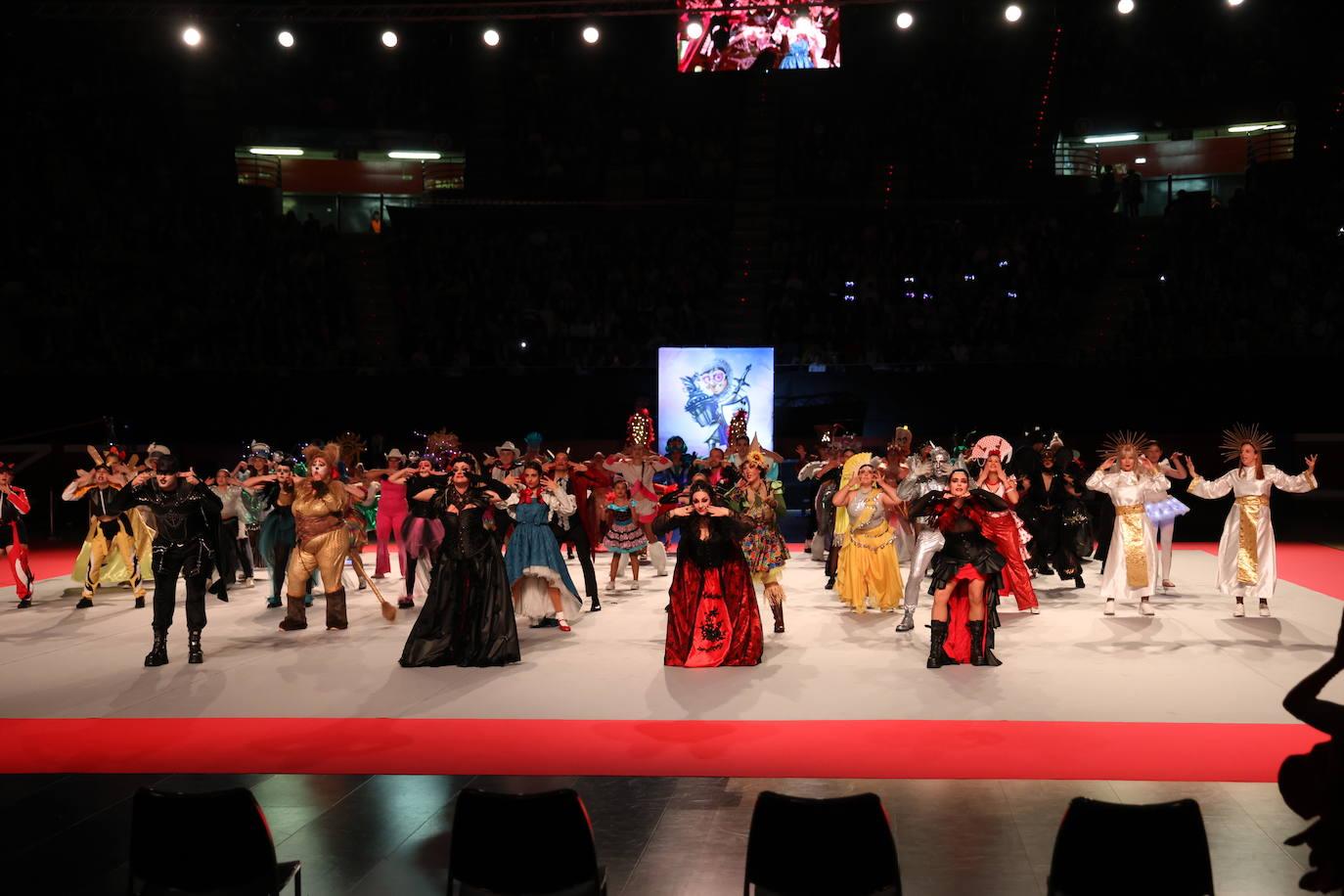 Gran ambiente en la presentación de las comparsas en Donostia