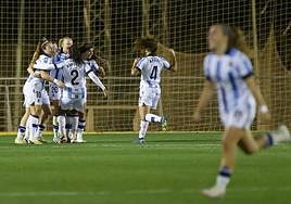 Las jugadoras de la Real celebran el gol de Franssi ante el Levante.