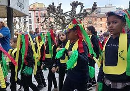Alumnos de Koldo Mitxelena recorrieron las calles céntricas bajo la temática 'parque de atracciones', escogido por los errenteriarras para estos Carnavales.
