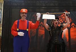 Alegres 'mañanitas' y traspaso de poderes de 'Mario Goia Bros' a una vampira