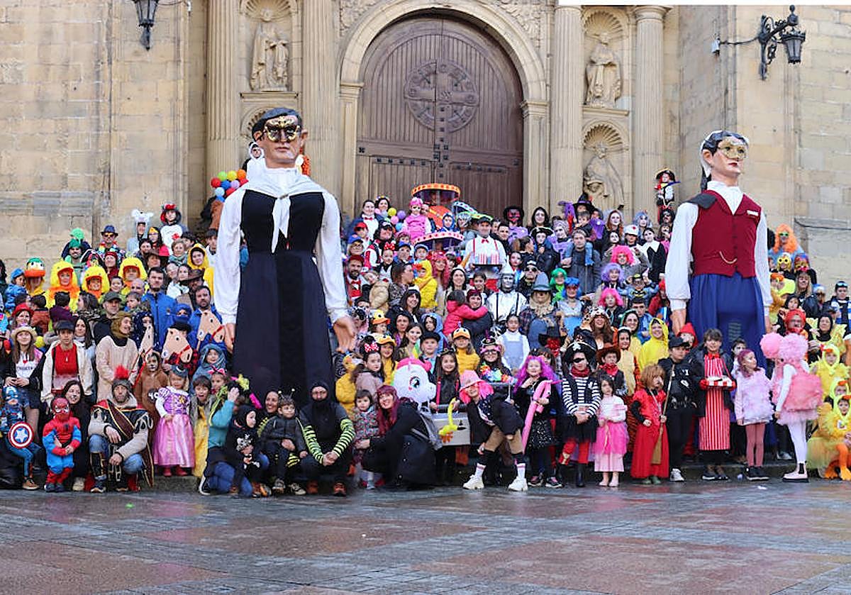Los gigantes Xanti y Maialen se unieron a la kalejaia que organizó Oarsoirriak.