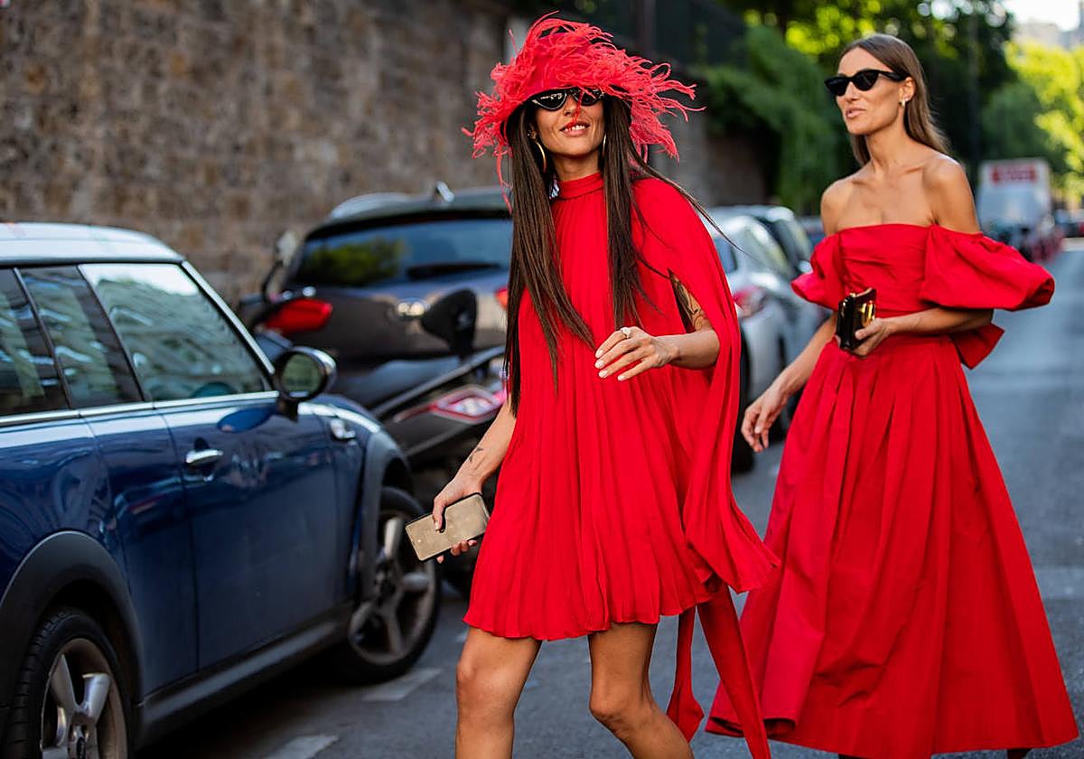 El rojo, con permiso del negro, es el color de las alfombras rojas en este 2024