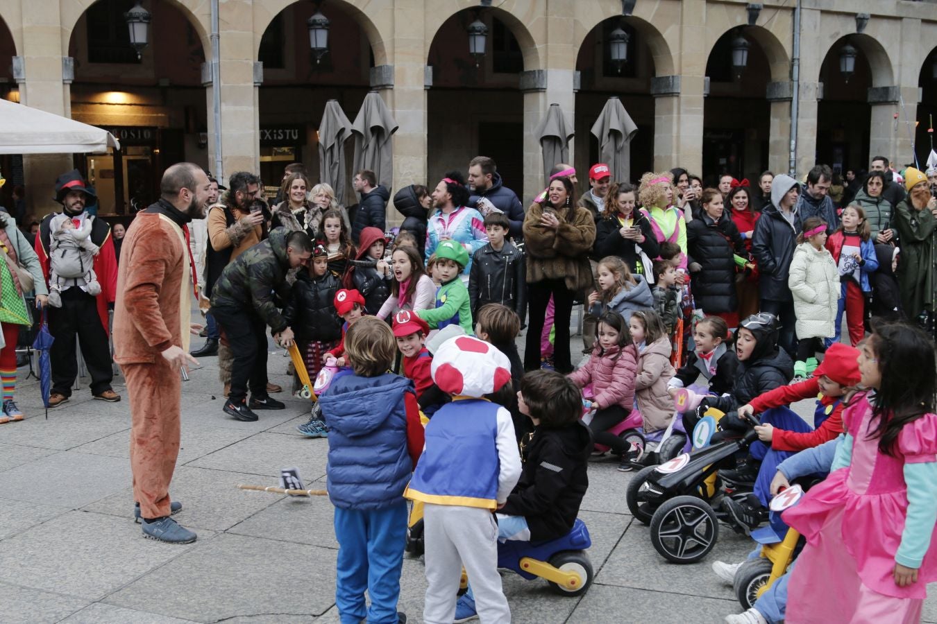 Los donostiarras se echan a la calle con el carnaval