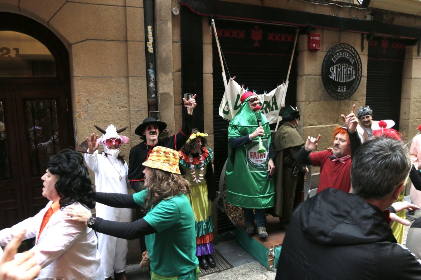 Los donostiarras se echan a la calle con el carnaval