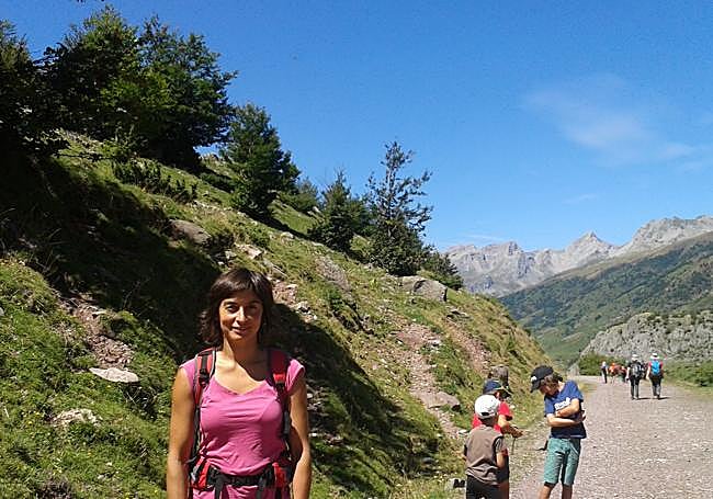 en una excursión por el monte, una de sus aficiones.