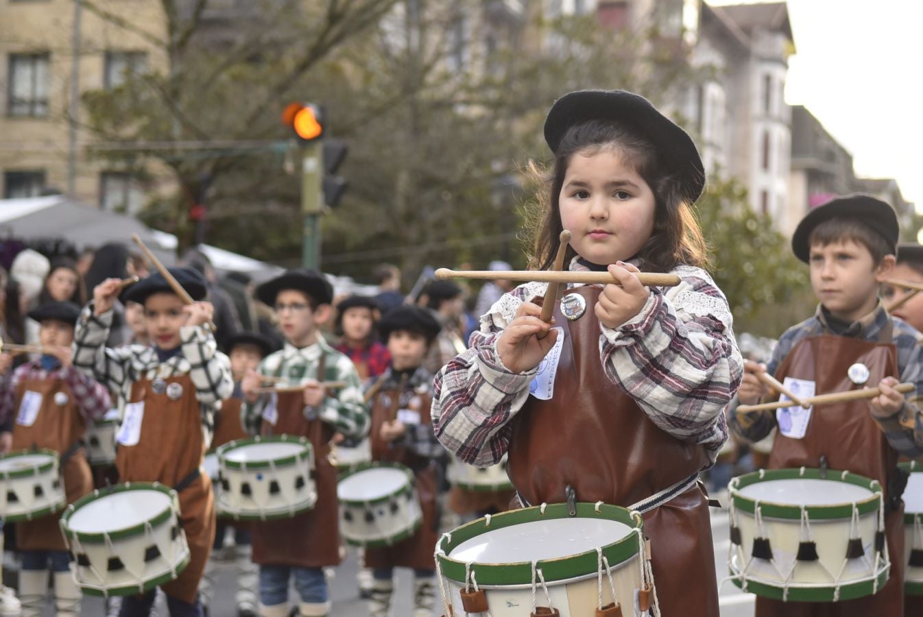 La tamborrada infantil sobrevive a la lluvia en Tolosa