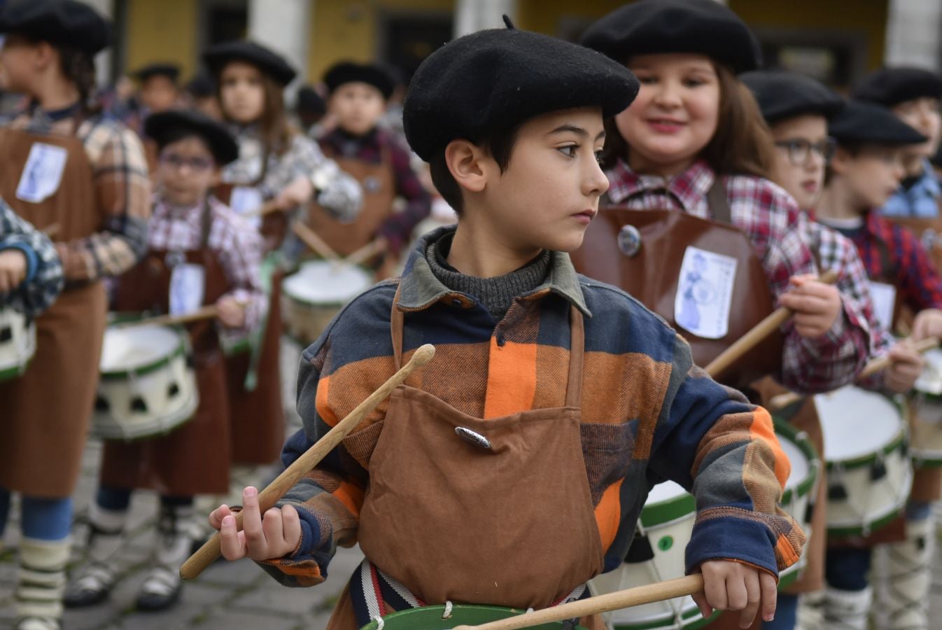 La tamborrada infantil sobrevive a la lluvia en Tolosa