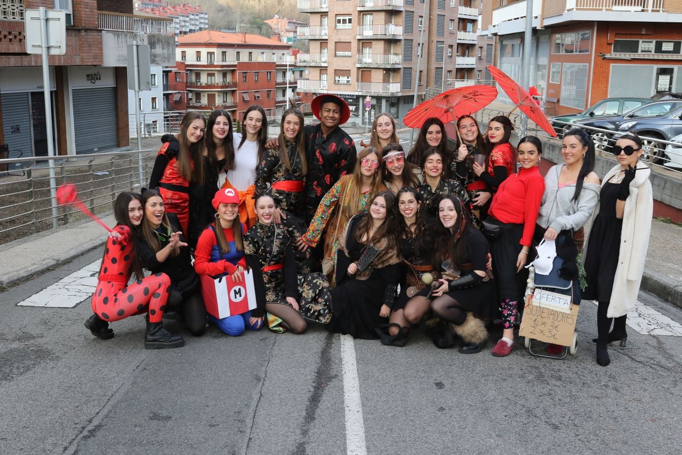 El color del carnaval impregna la localidad de Elgoibar