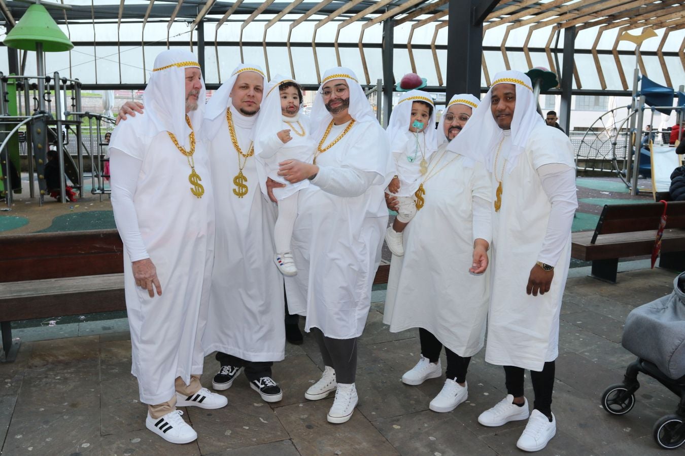 El color del carnaval impregna la localidad de Elgoibar